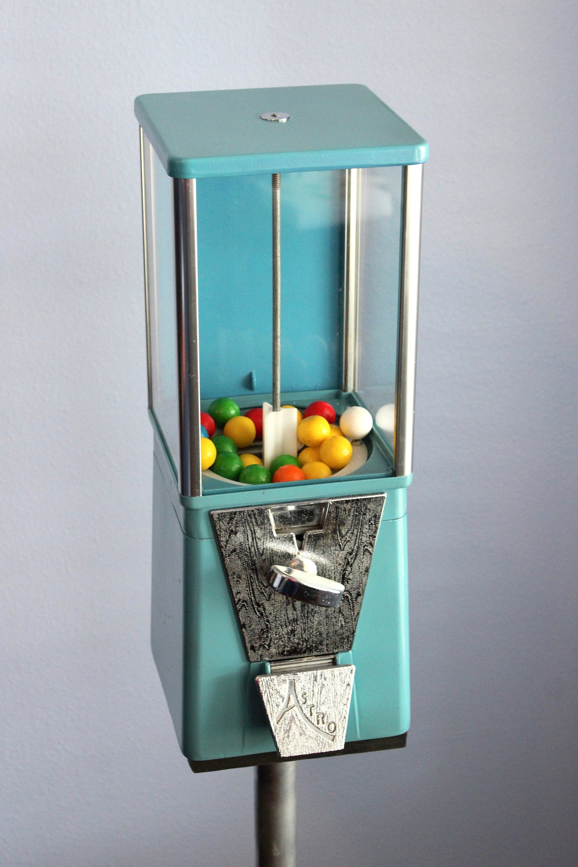 Astro Gumball Machine – Vintage Coin-Operated Candy Dispenser | Retro Home Decor