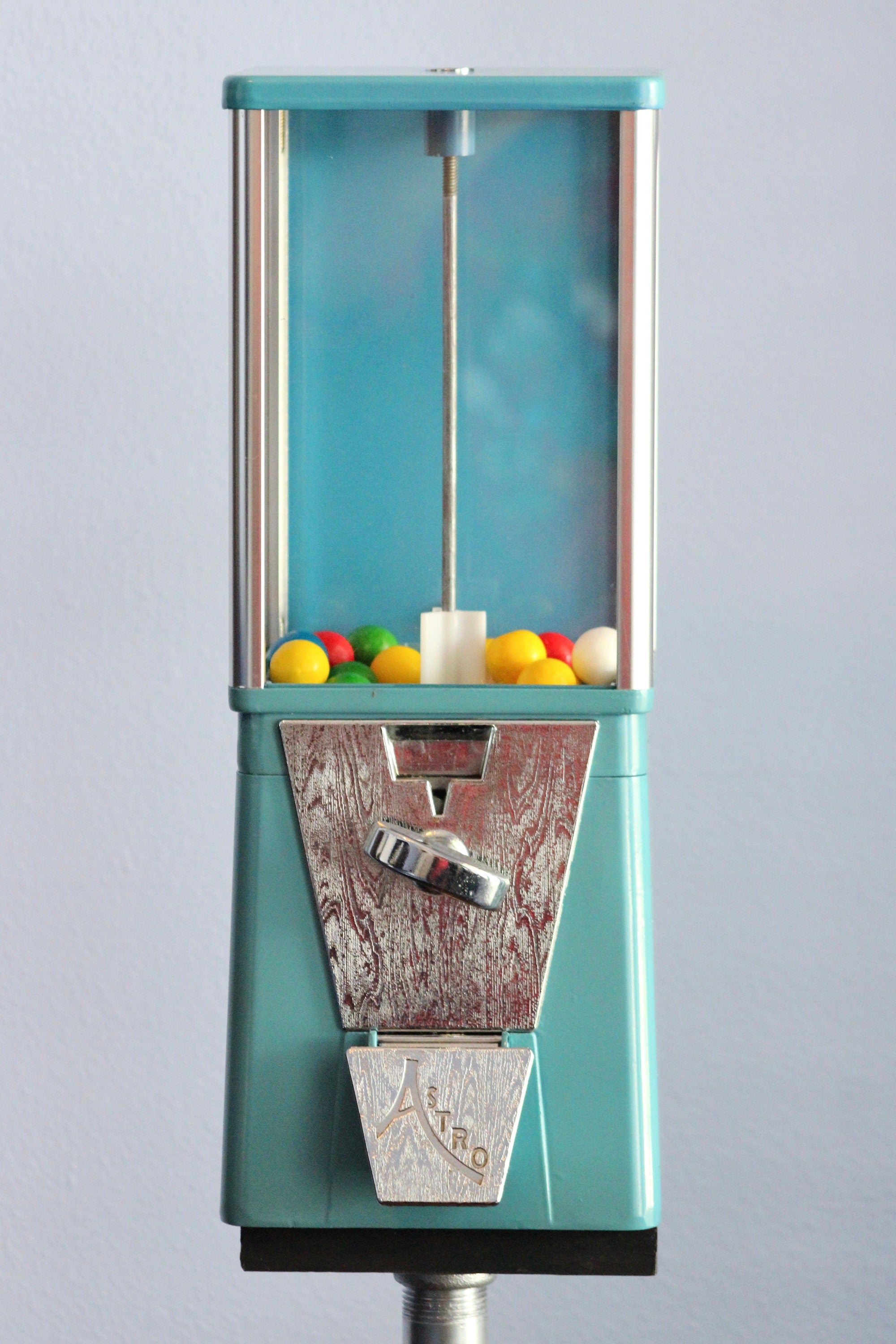 Astro Gumball Machine – Vintage Coin-Operated Candy Dispenser | Retro Home Decor